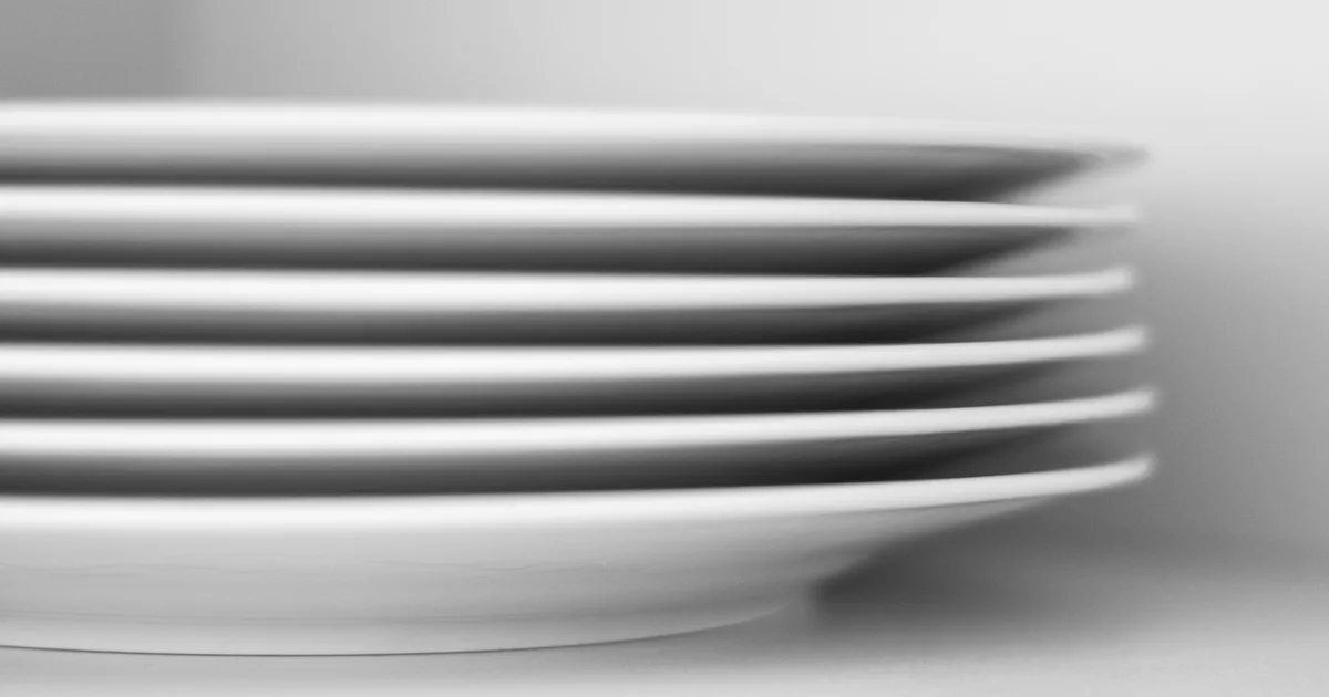 Combien d'assiettes pour 100 personnes ? Le calcul complet