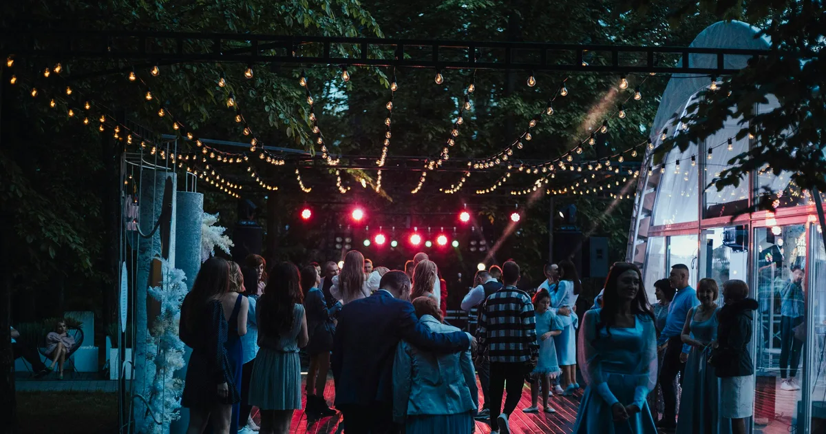 Spots LED pour mariage : créer la bonne ambiance