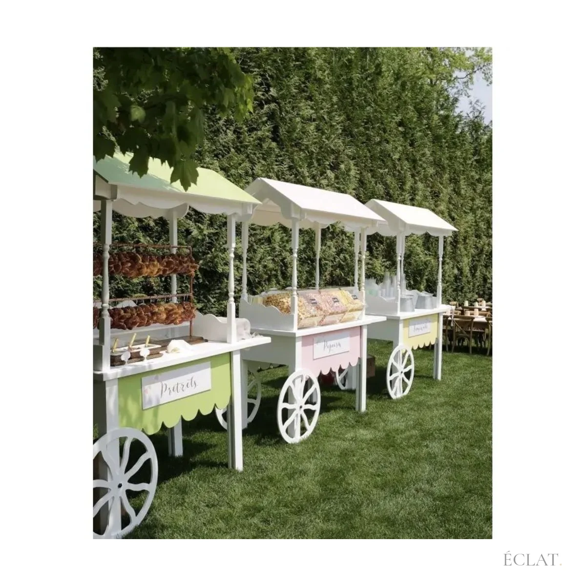 Location charrette candy bar en bois blanc : charrettes décorées dans un jardin