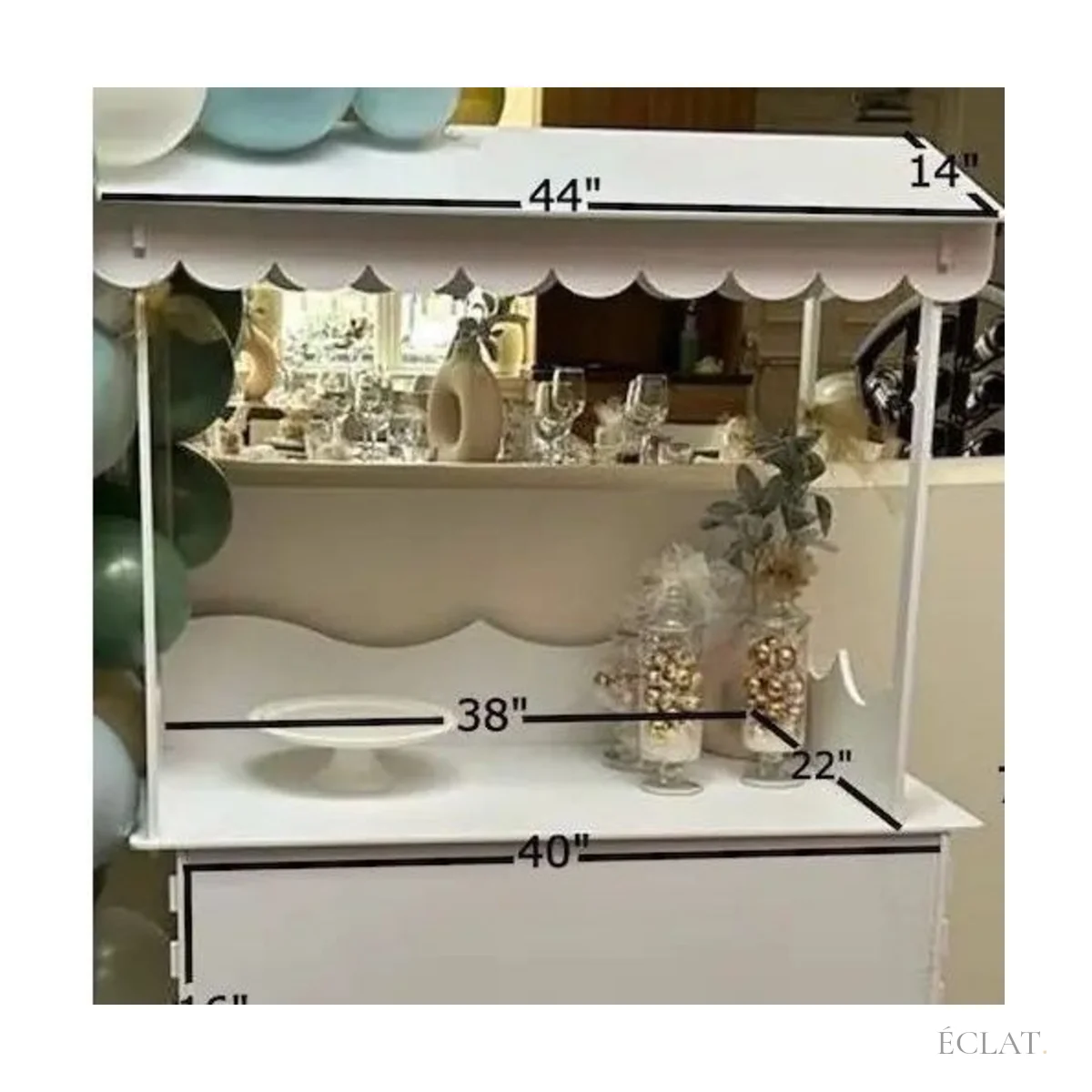 Charrette candy bar blanc laqué, auvent festonné, étagère et comptoir garnis