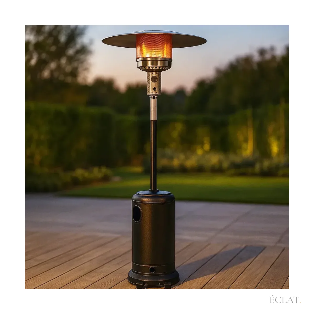 Location parasol chauffant au gaz allumé sur une terrasse à la tombée de la nuit