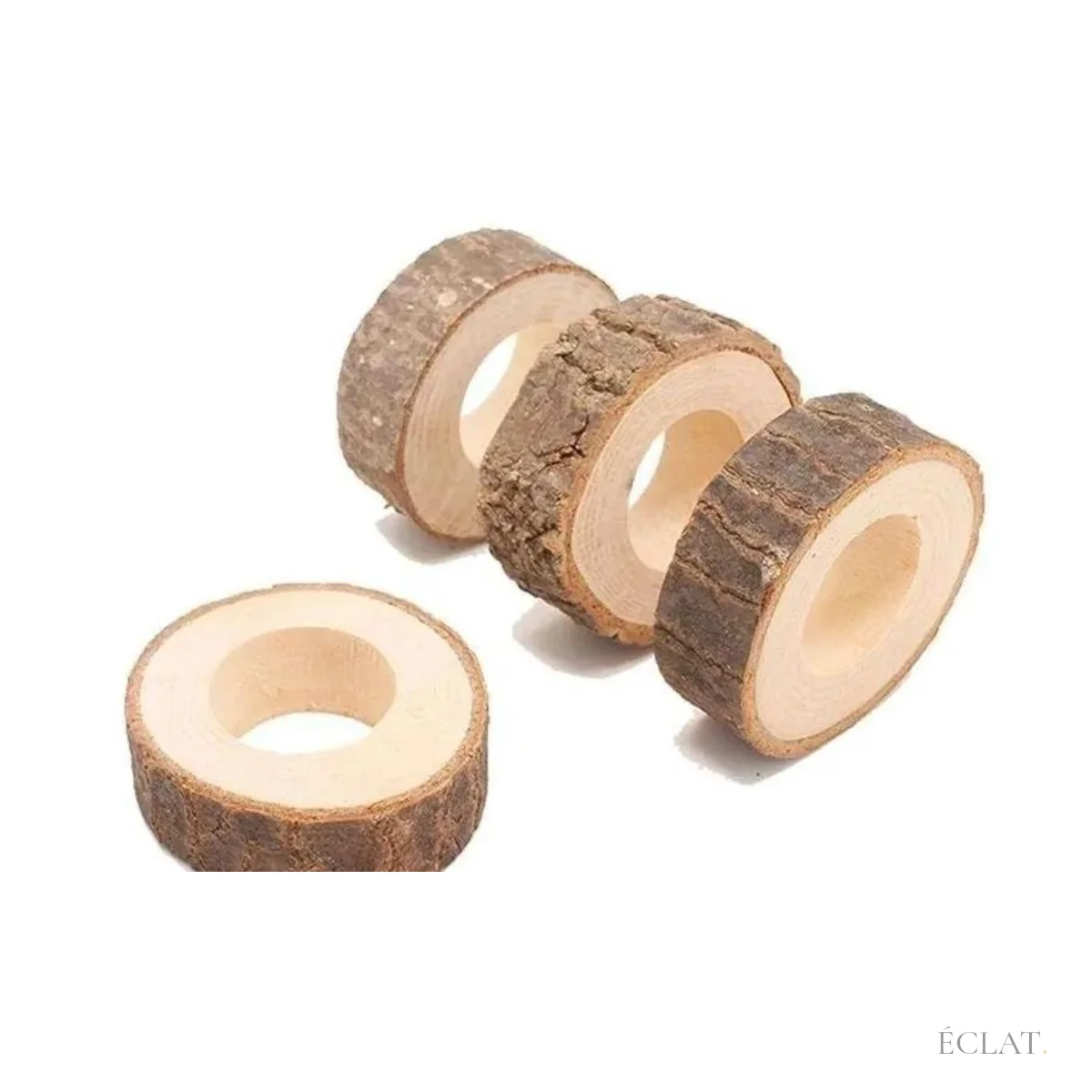 Ronds de serviette en bois clair et écorce brute, posés en désordre