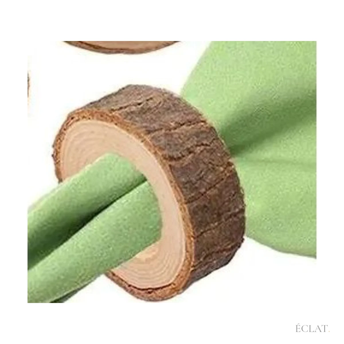 Serviette en tissu glissée dans un rond de serviette en bois, vue de près