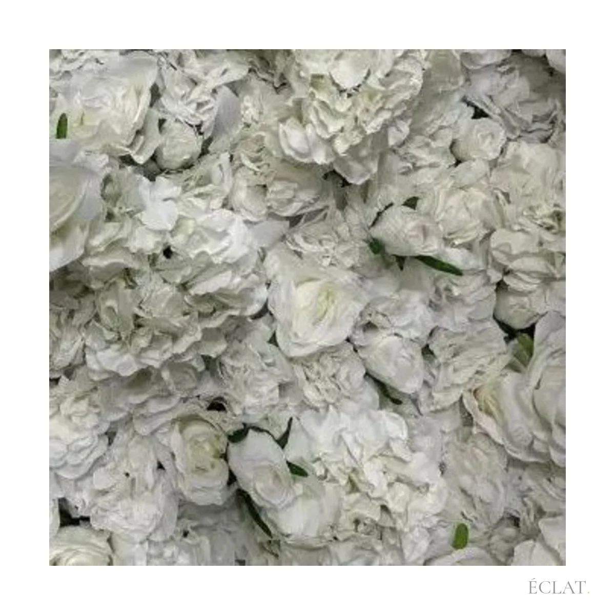 Détail des roses blanches en tissu du mur de fleurs
