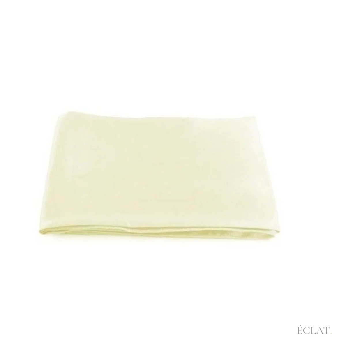 Serviette de table ivoire dépliée à plat, tissu tissé mat