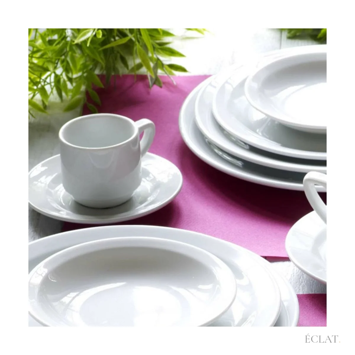 Tasse à expresso blanche et sa sous-tasse sur une table dressée, location ÉCLAT pour réception