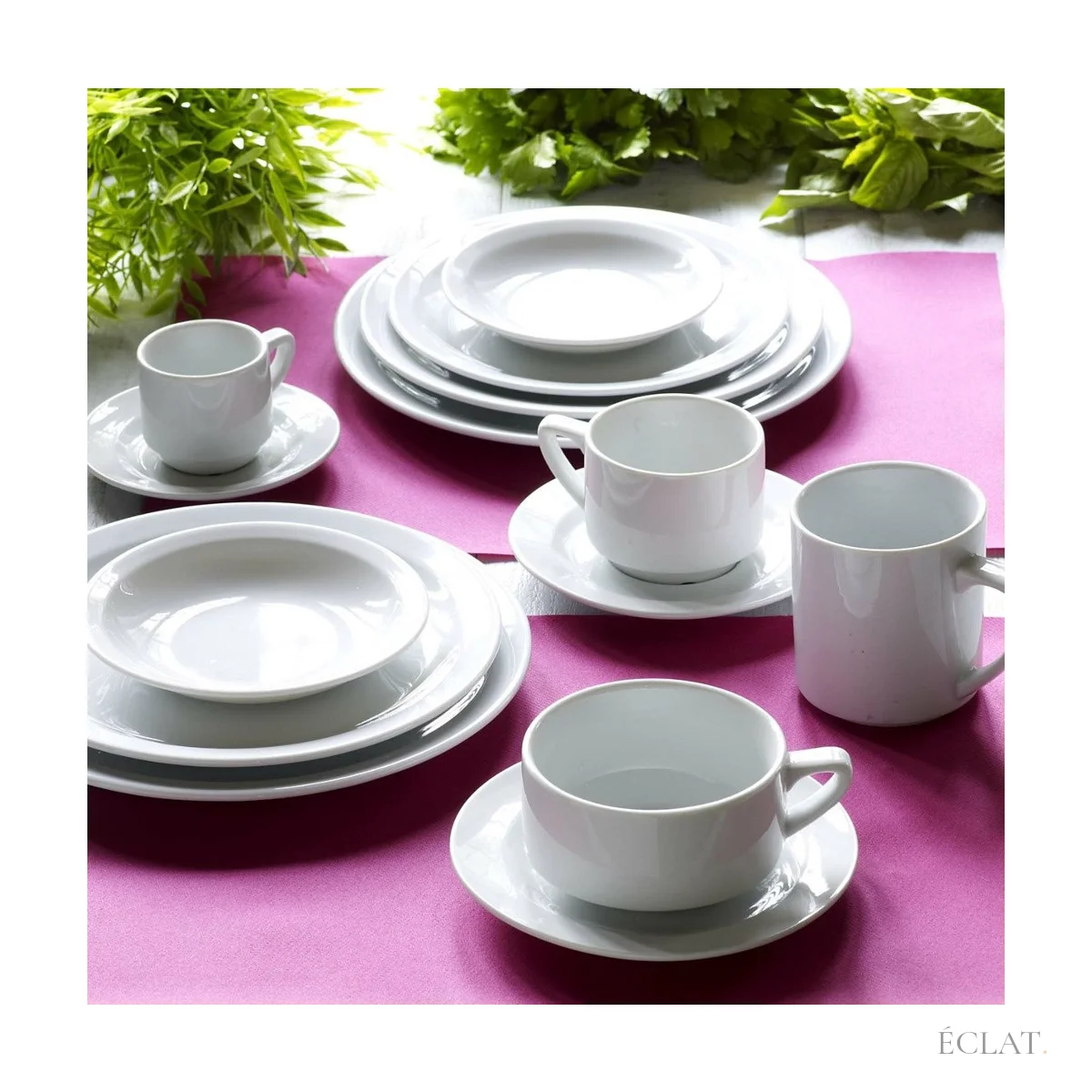 Tasse à expresso blanche au milieu d'un service en porcelaine, location ÉCLAT pour mariage et séminaire