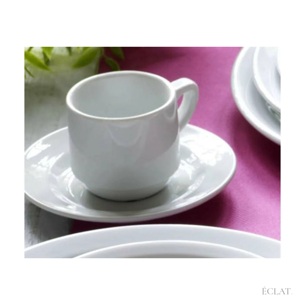 Tasse à expresso 9 cl en porcelaine blanche posée sur sa sous-tasse, location ÉCLAT