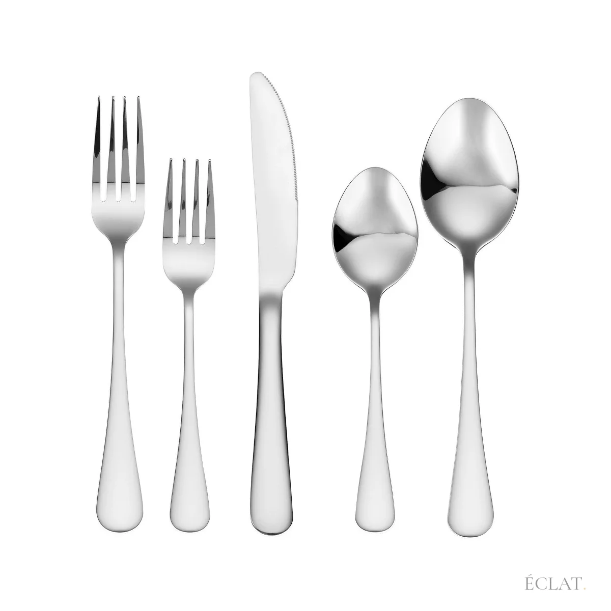 Fourchettes, couteau et cuillères en inox alignés, finition miroir