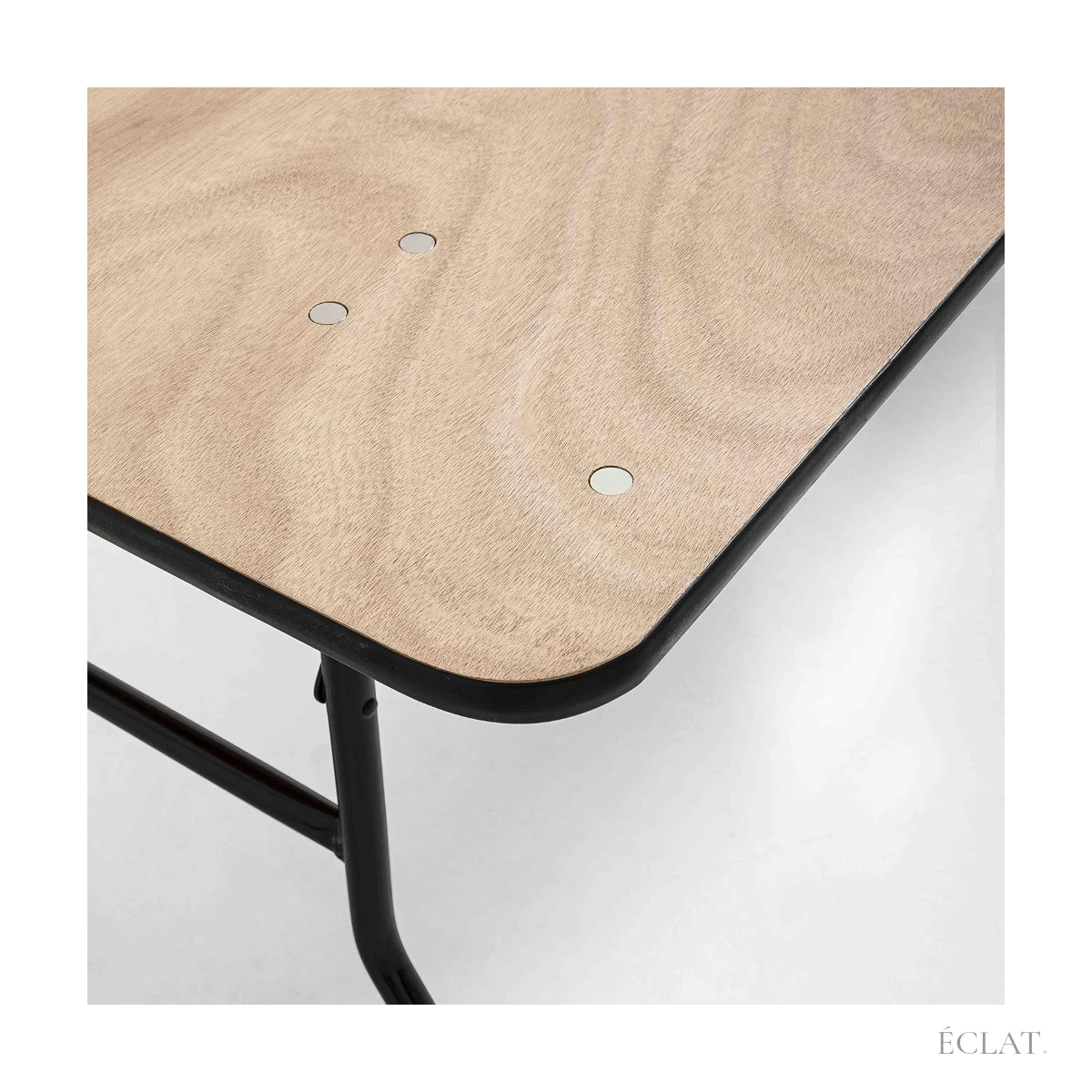 Angle arrondi et chant noir protecteur du plateau en bois de la table rectangulaire 200 × 80