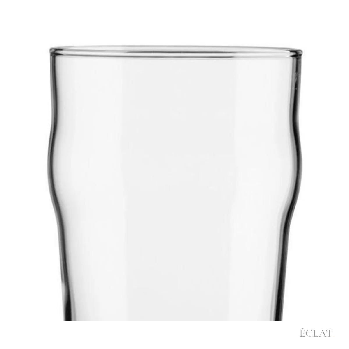 Buvant et renflement d'un verre à bière pinte en verre trempé, vus de près