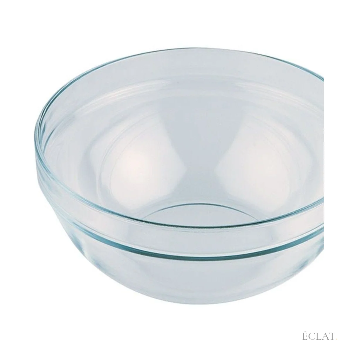 Paroi et bord d'un saladier en verre transparent, vus de près