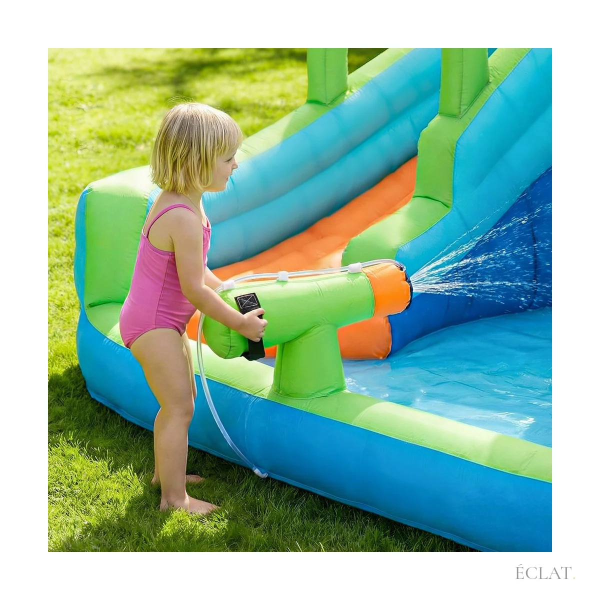 Enfant jouant avec le canon à eau d'un château gonflable aquatique