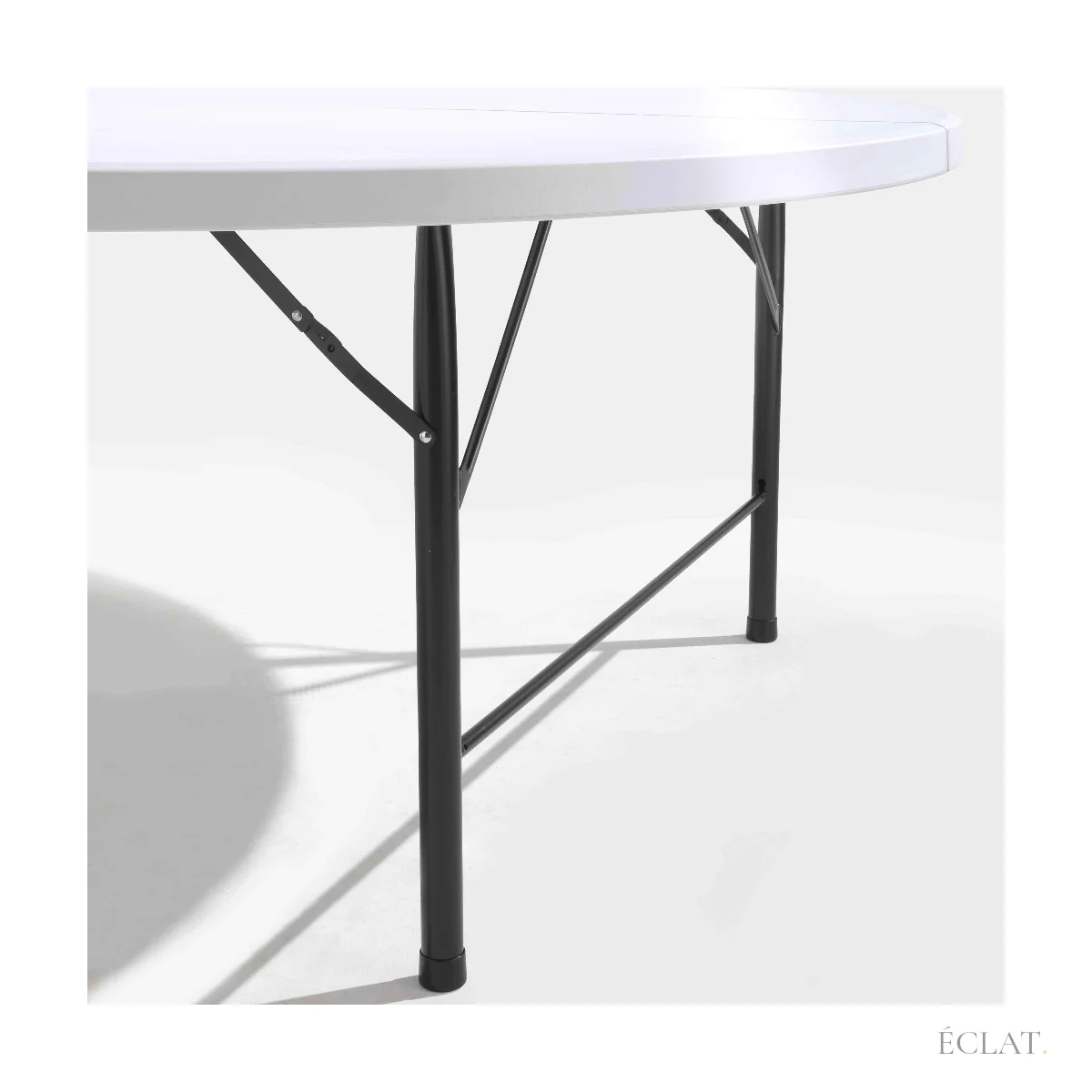 Pied en acier et bord du plateau blanc d’une table ronde pliante de 180 cm