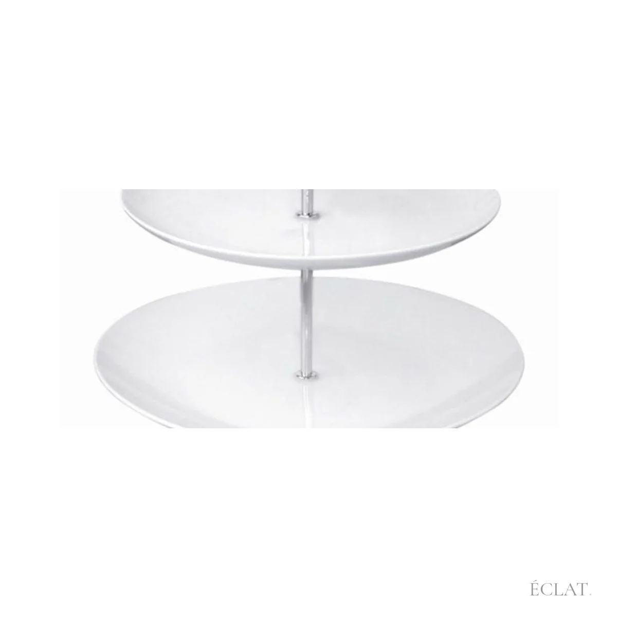 Plateaux inférieurs d'un présentoir à gâteaux blanc à trois niveaux