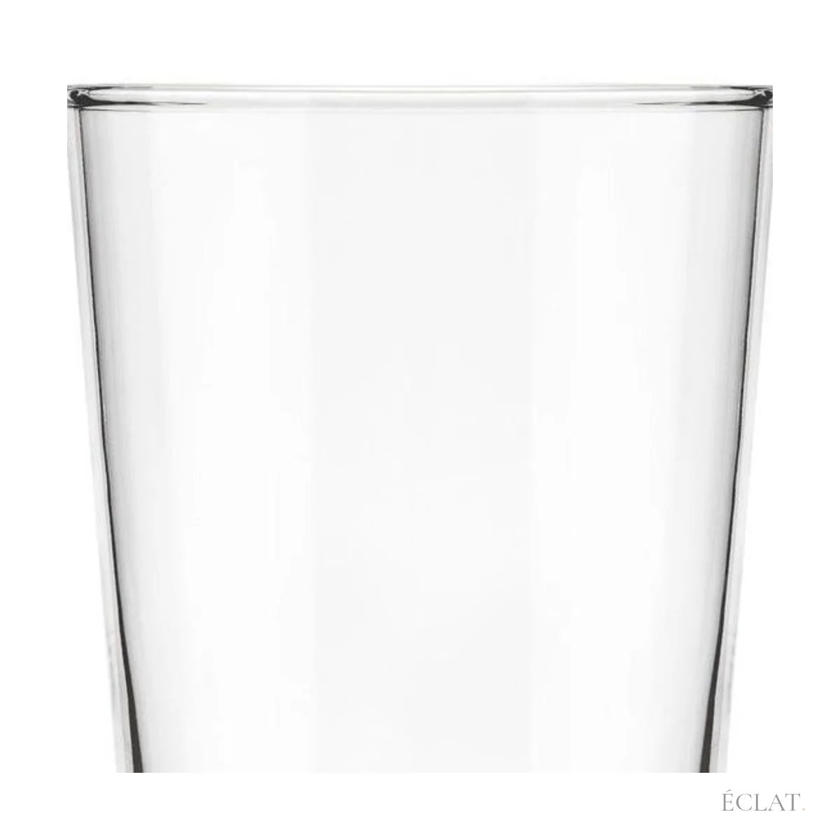 Buvant d'un verre à eau droit en verre trempé transparent, vu de près
