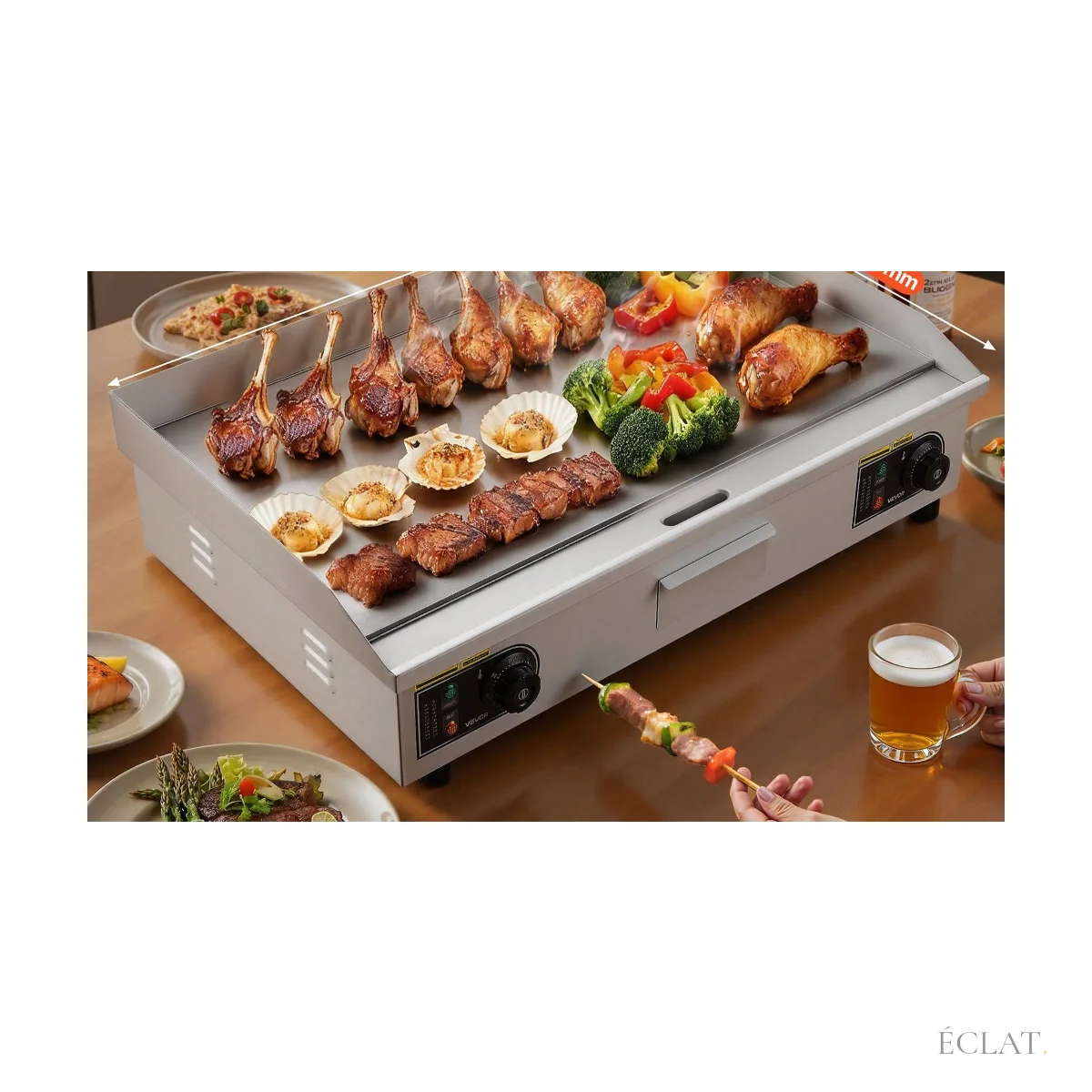 Viandes, brochettes et légumes grillés sur une grande plancha en inox
