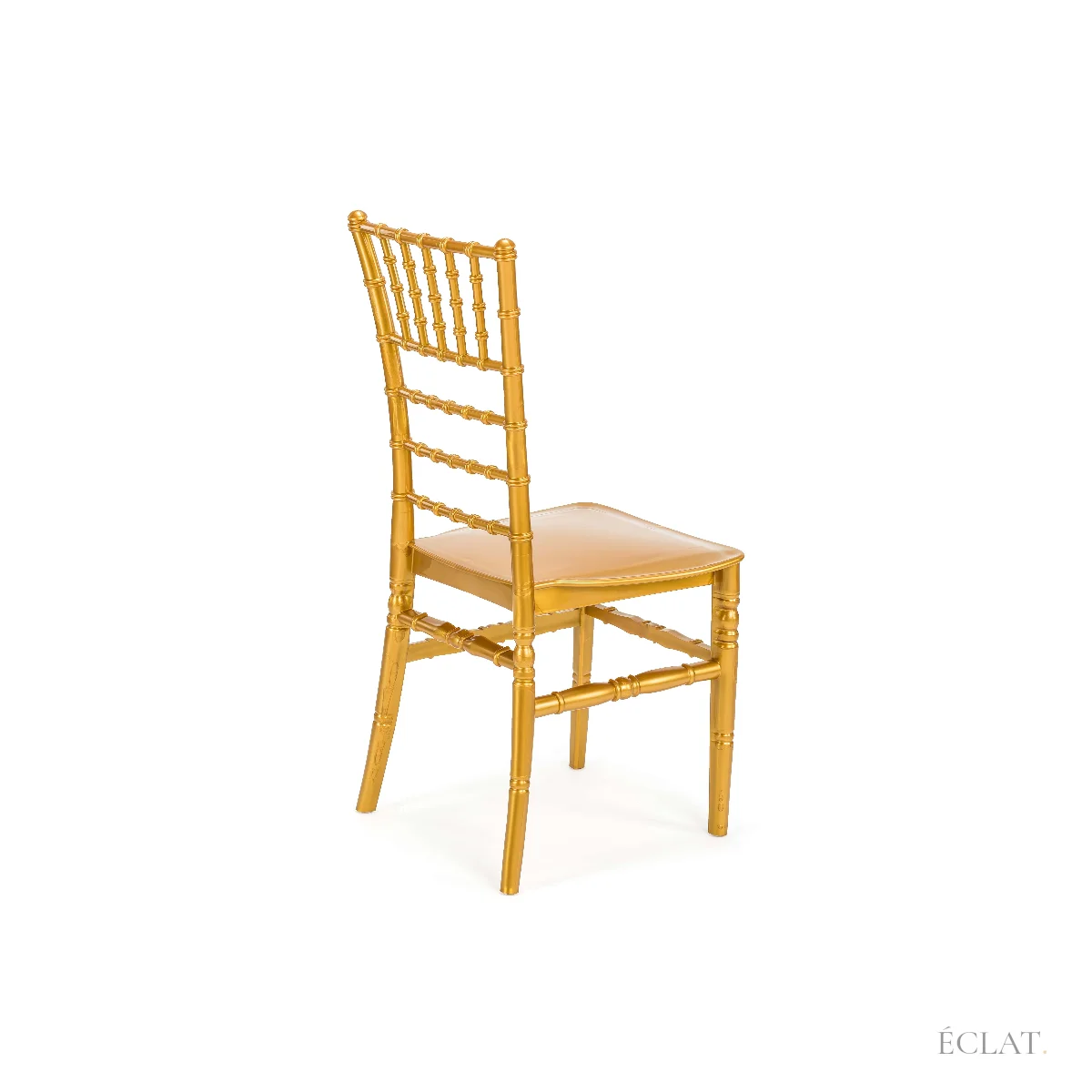 Chaise Chiavari dorée en résine vue de dos, pieds fins et traverses, location pour réception