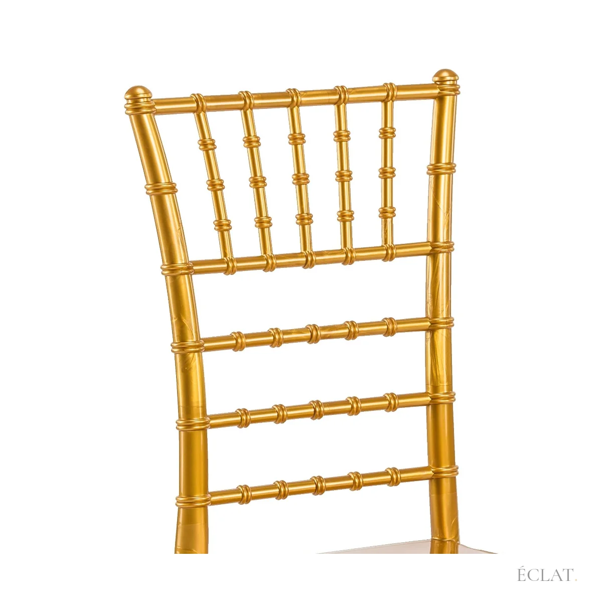 Détail du dossier à barreaux façon bambou d'une chaise Chiavari dorée en résine brillante