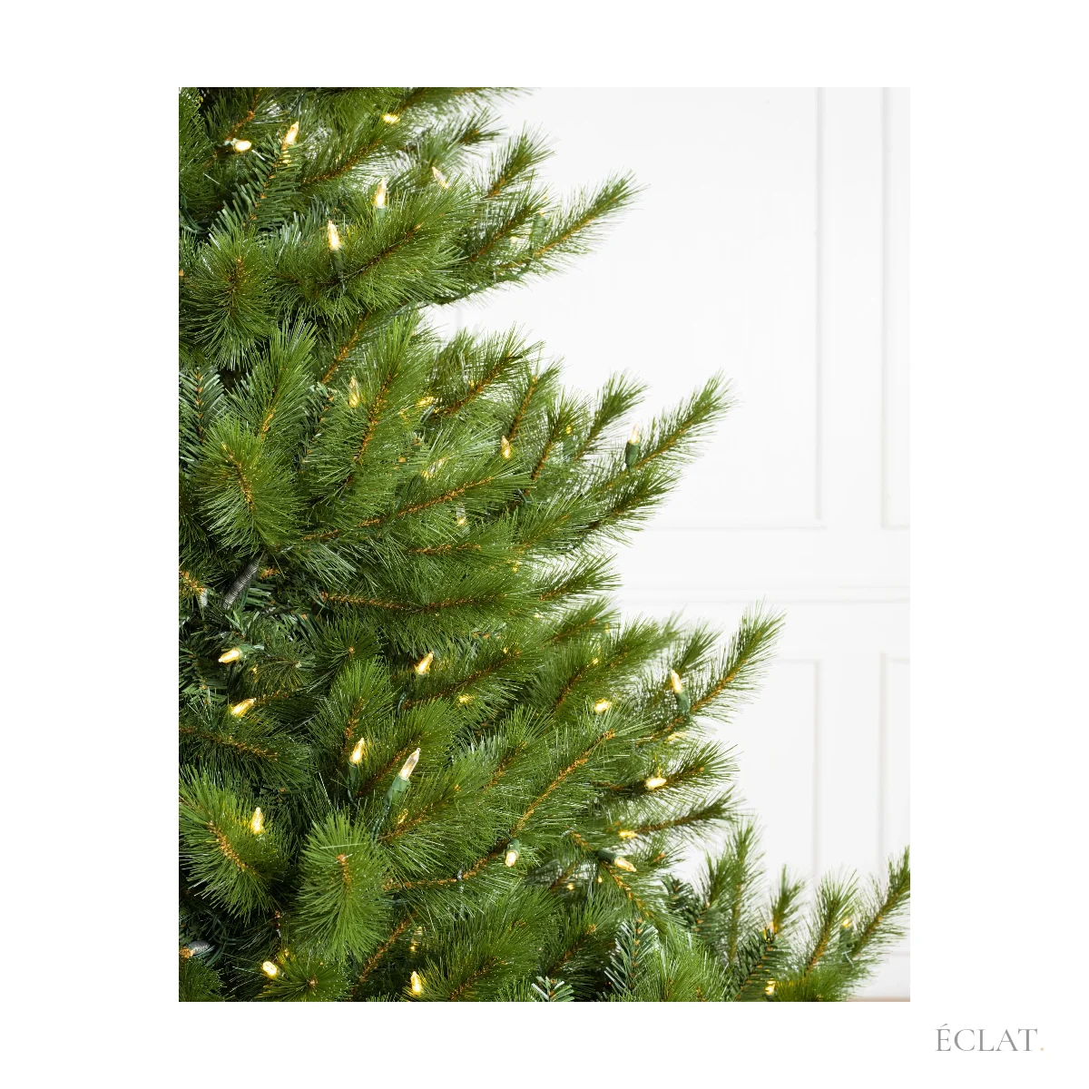 Branches du sapin de Nordmann artificiel éclairées de petites LED, vues de près