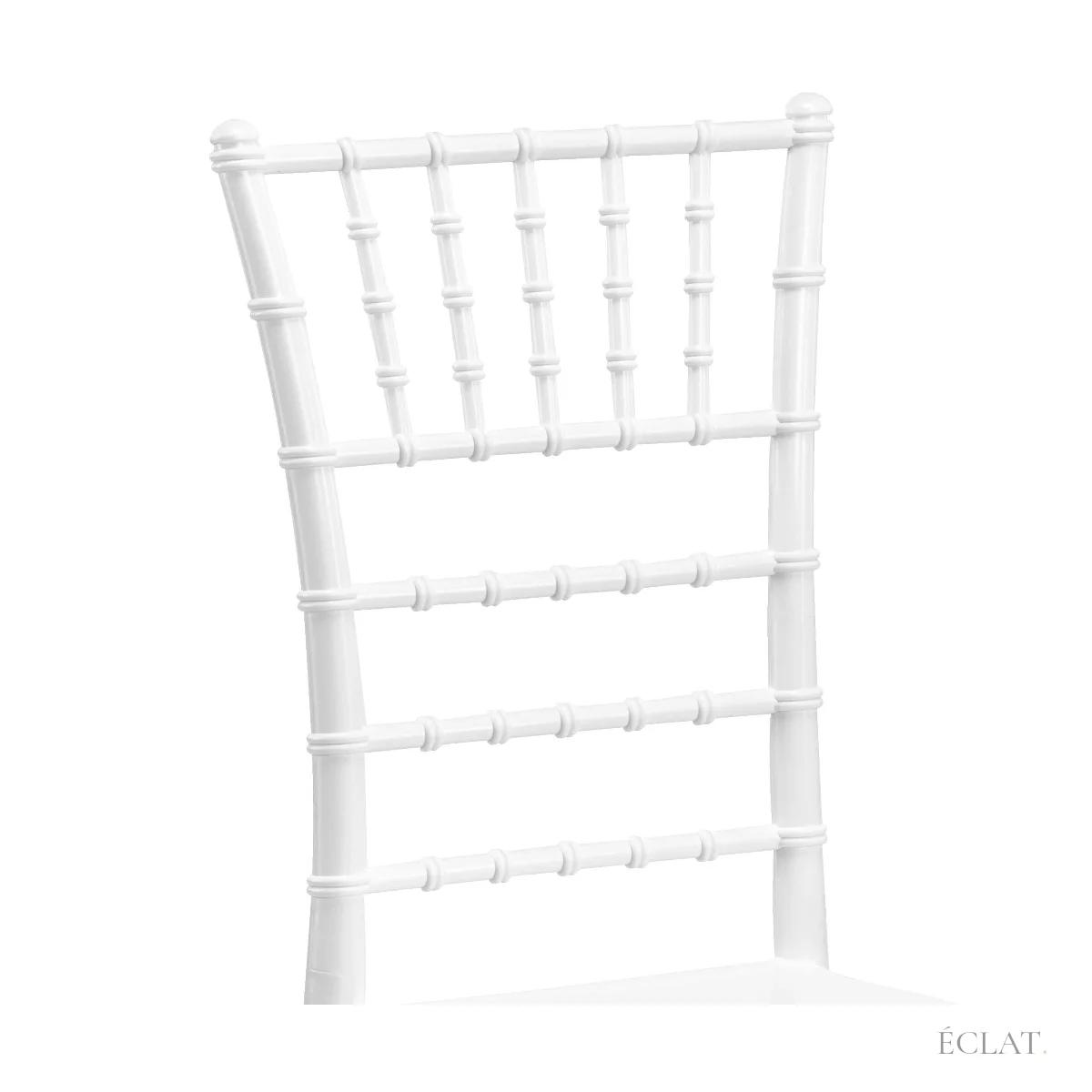 Détail du dossier à barreaux façon bambou d'une chaise Chiavari blanche