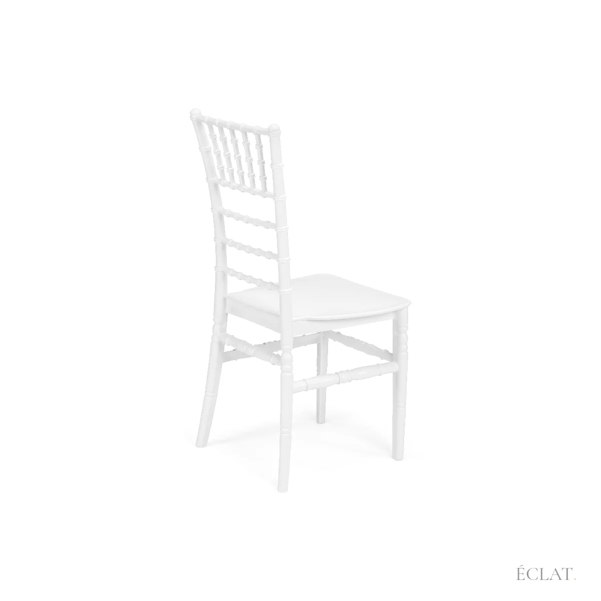 Chaise Chiavari blanche vue de profil, pieds fins reliés par des traverses