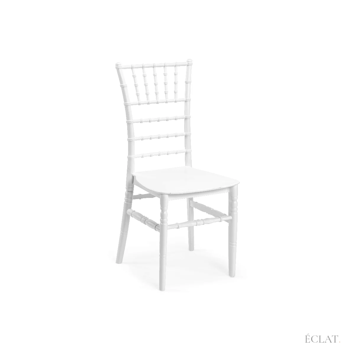 Location chaise Chiavari blanche pour mariage : chaise vue de trois quarts, dossier à barreaux façon bambou