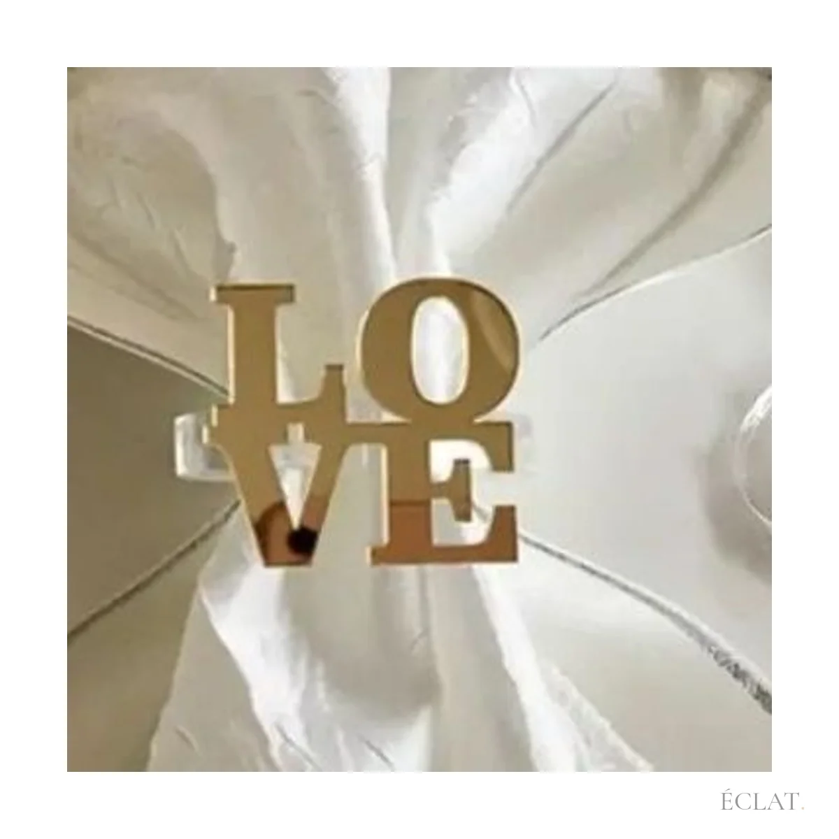 Lettres LOVE dorées effet miroir du rond de serviette, vues de près