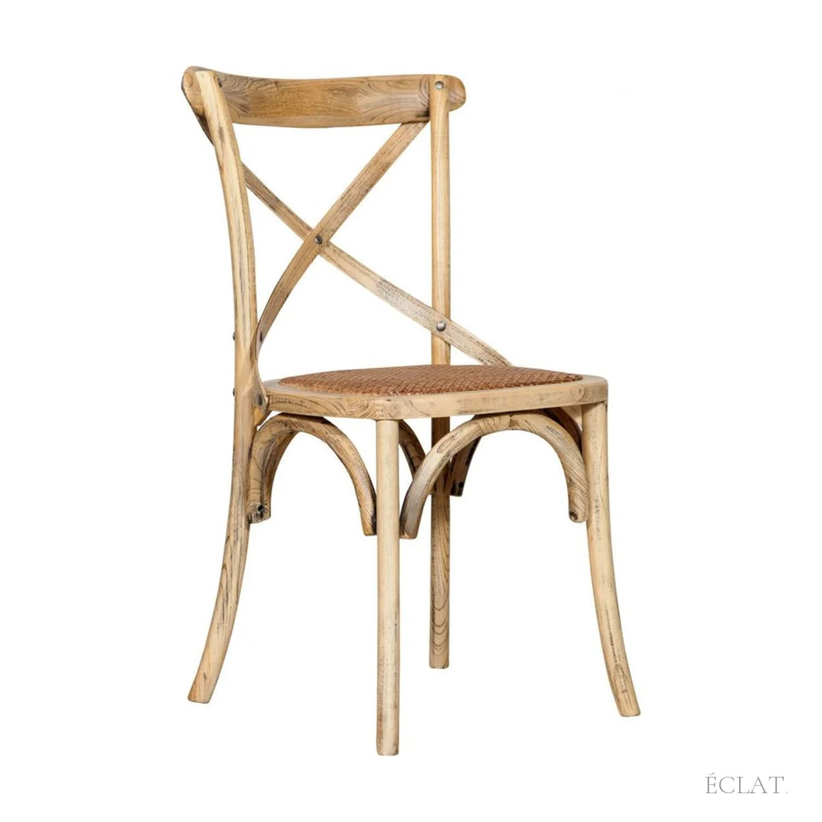 Chaise Thonet en frêne massif finition chêne, dossier croisé et assise en rotin tressé, vue de trois quarts, en location chez ÉCLAT