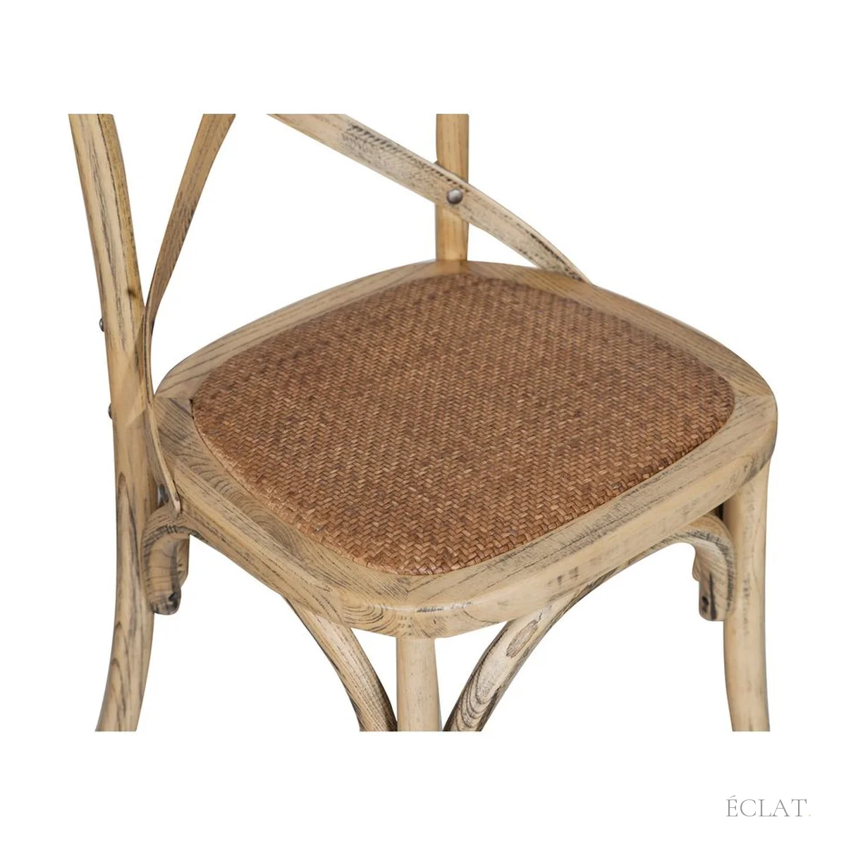Détail de l'assise en rotin tressé d'une chaise Thonet en frêne massif