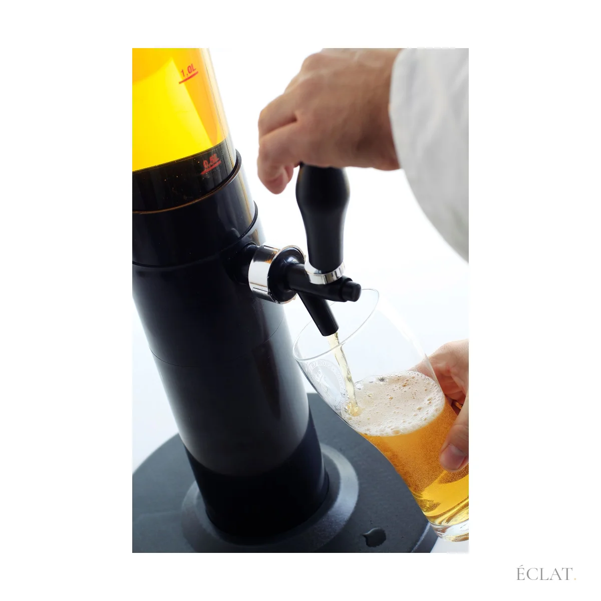 Service d'une bière blonde au robinet antigoutte de la girafe