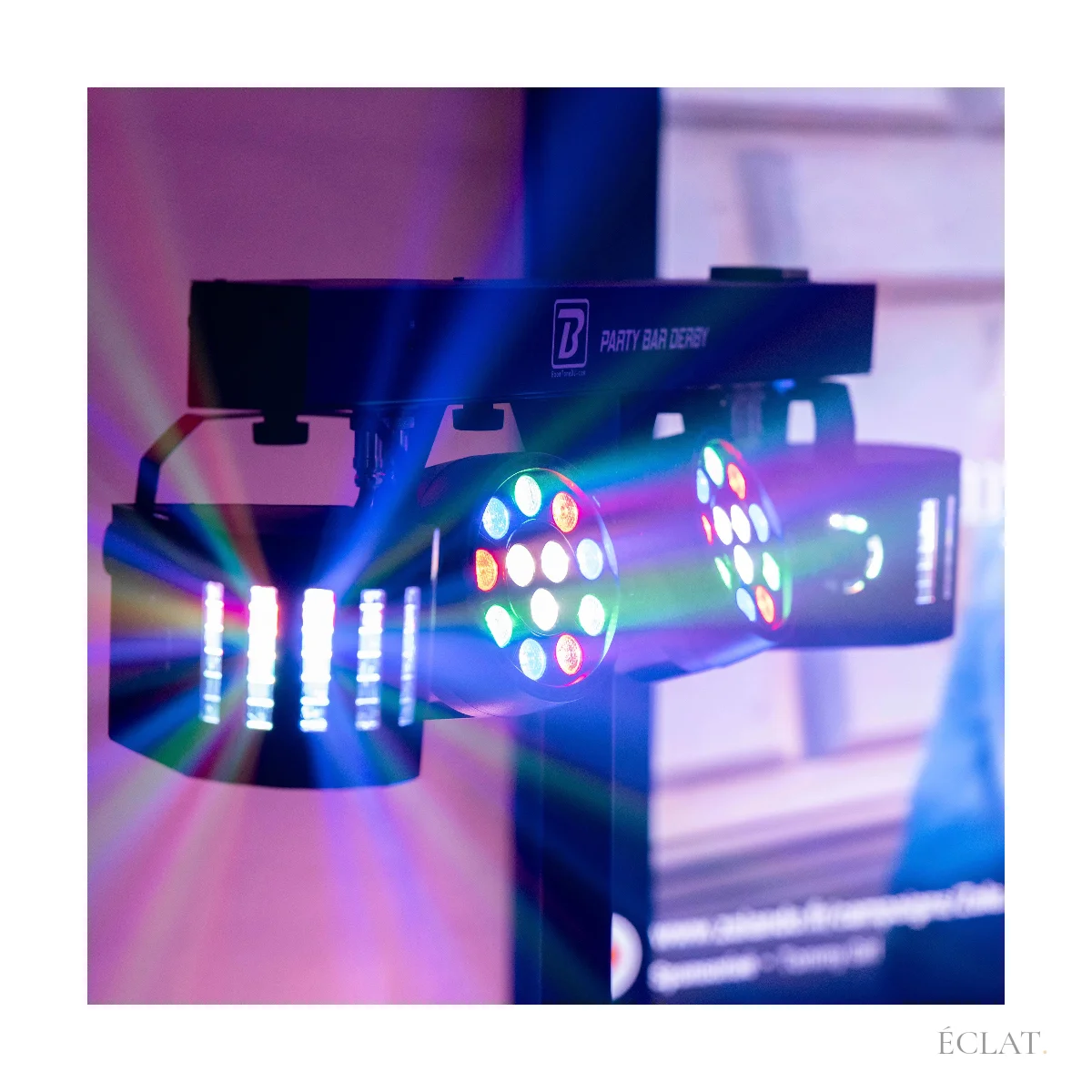 Barre d'effets lumineux en fonctionnement, faisceaux bleus et violets