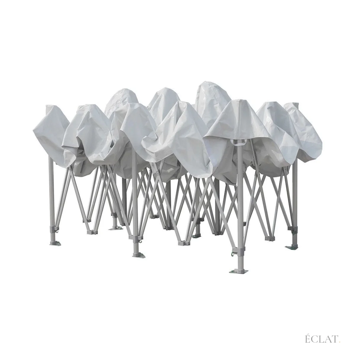 Toit blanc posé sur la structure de la tente 3 × 6 m pendant le déploiement