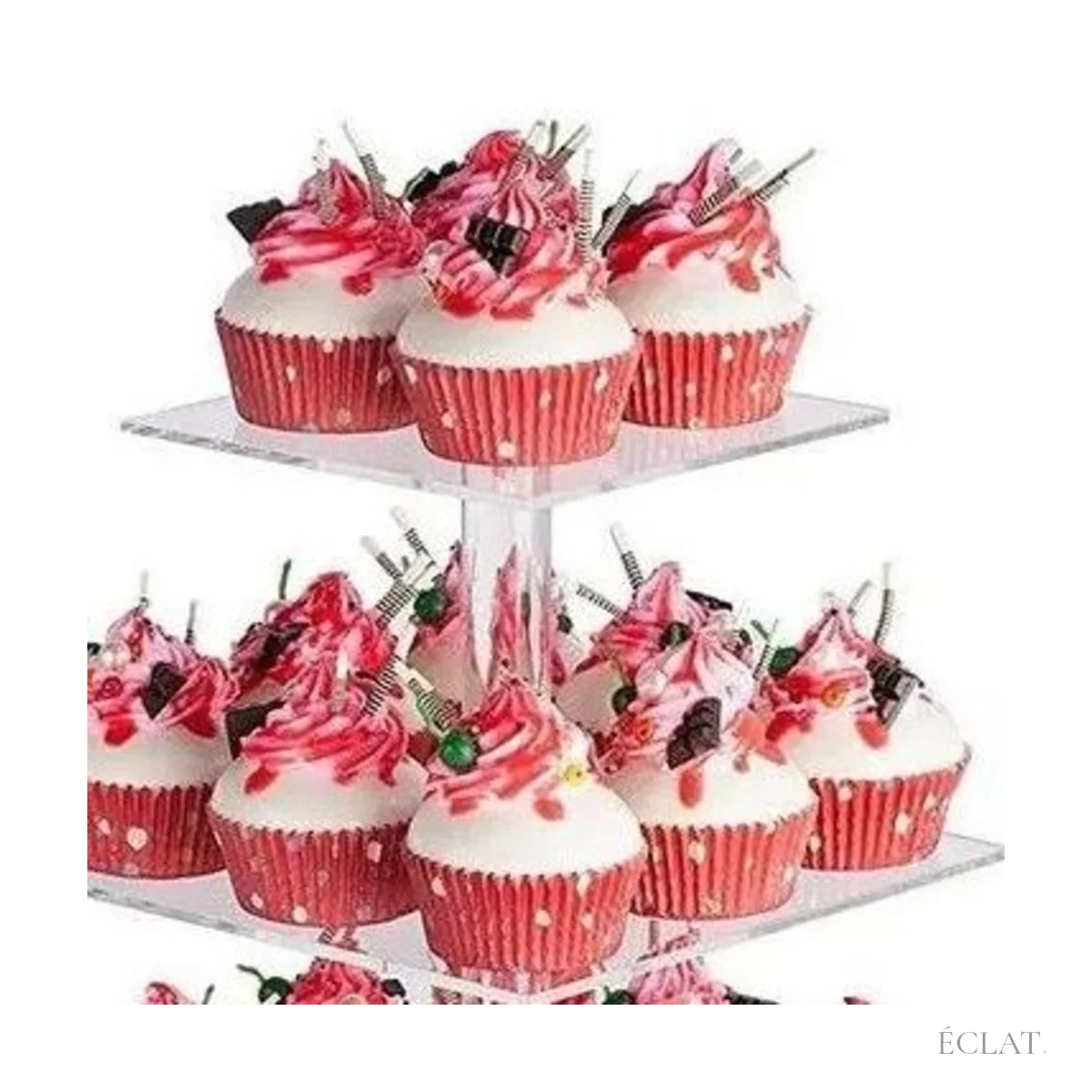 Cupcakes à la crème posés sur les plateaux transparents du présentoir, vus de près