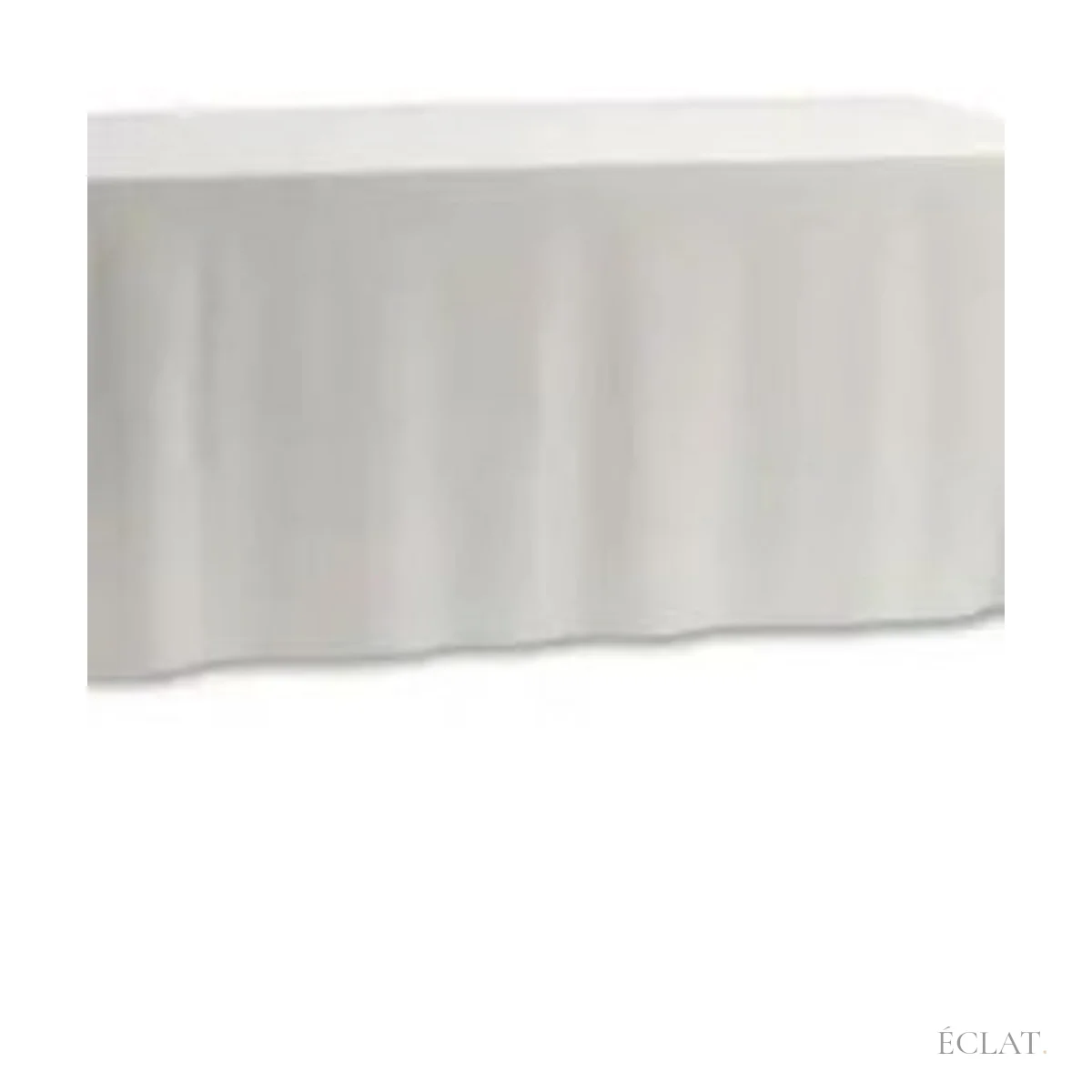 Drapé de la nappe rectangulaire blanche en polyester, vu de près
