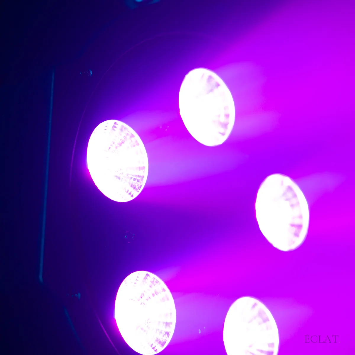 Projecteur PAR LED plat allumé en violet, effet UV