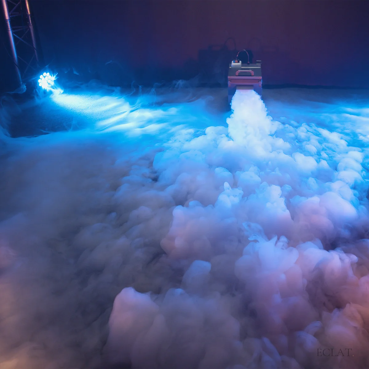 Nappe de fumée lourde au sol éclairée en bleu, effet danse sur les nuages pour une première danse