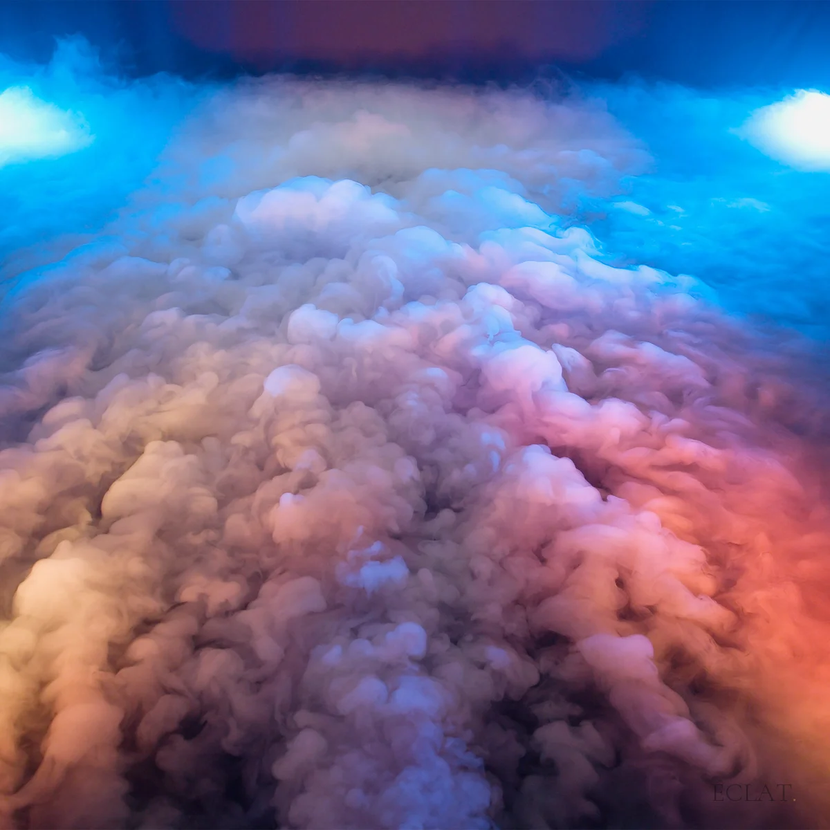 Tapis de fumée basse coloré par des projecteurs, ambiance de réception