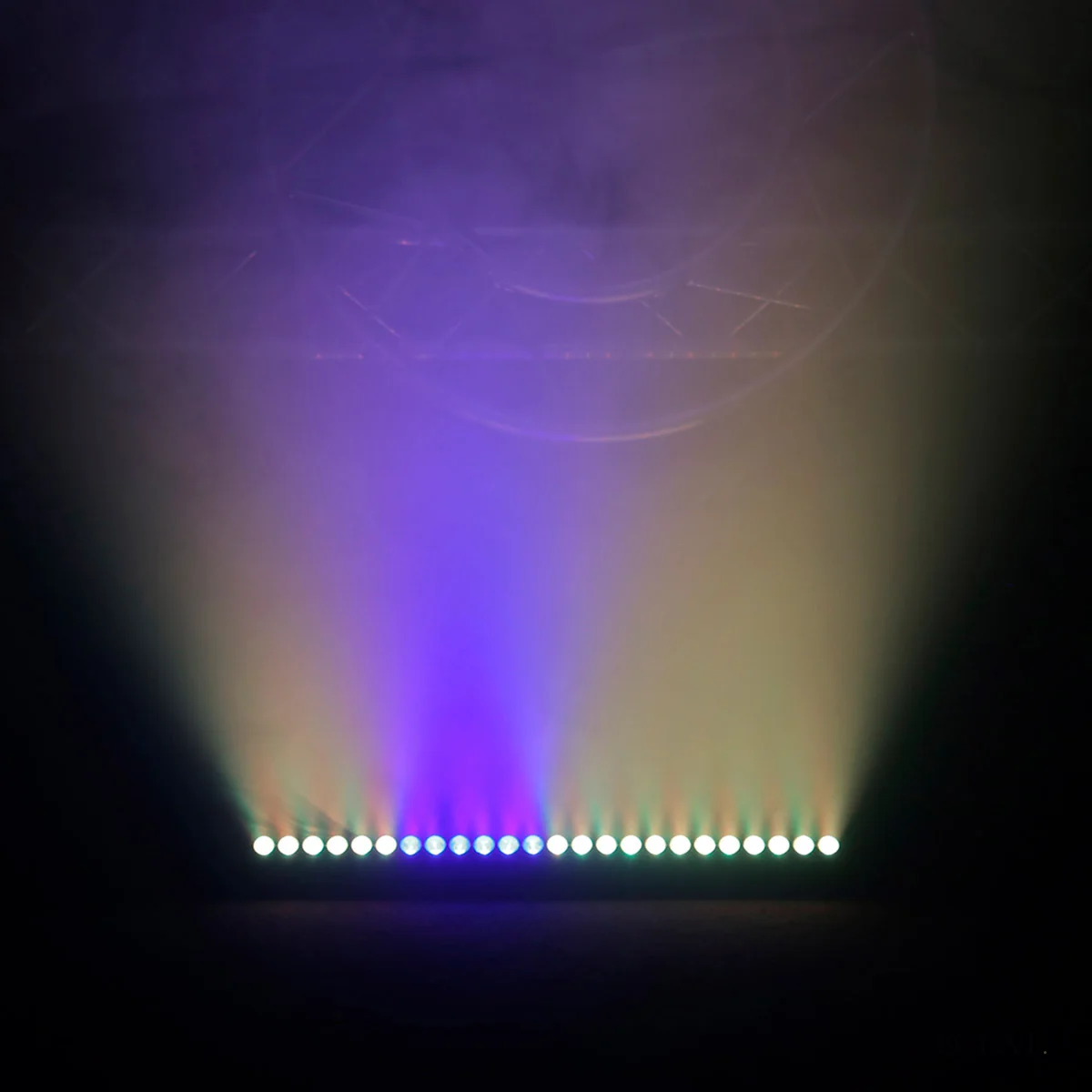 Barre LED RGB diffusant des faisceaux blanc, bleu et ambre