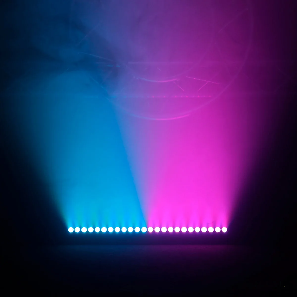 Barre LED ColorPix éclairant un mur en bleu et magenta, effet wall washer