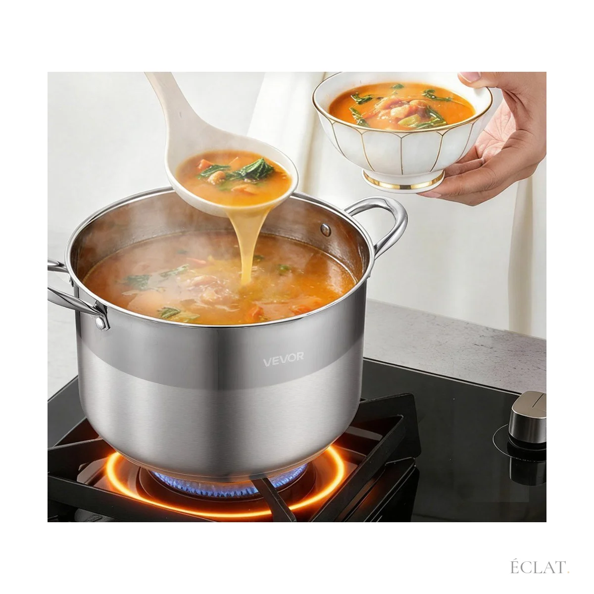 Soupe servie à la louche depuis une grande marmite inox sur le feu