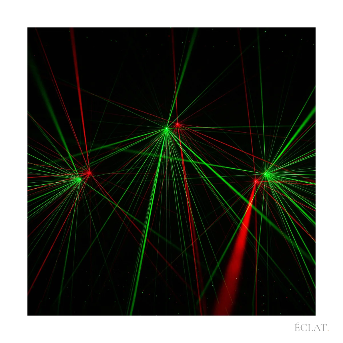 Rayons laser rouges et verts dans une salle obscure, effet ciel étoilé