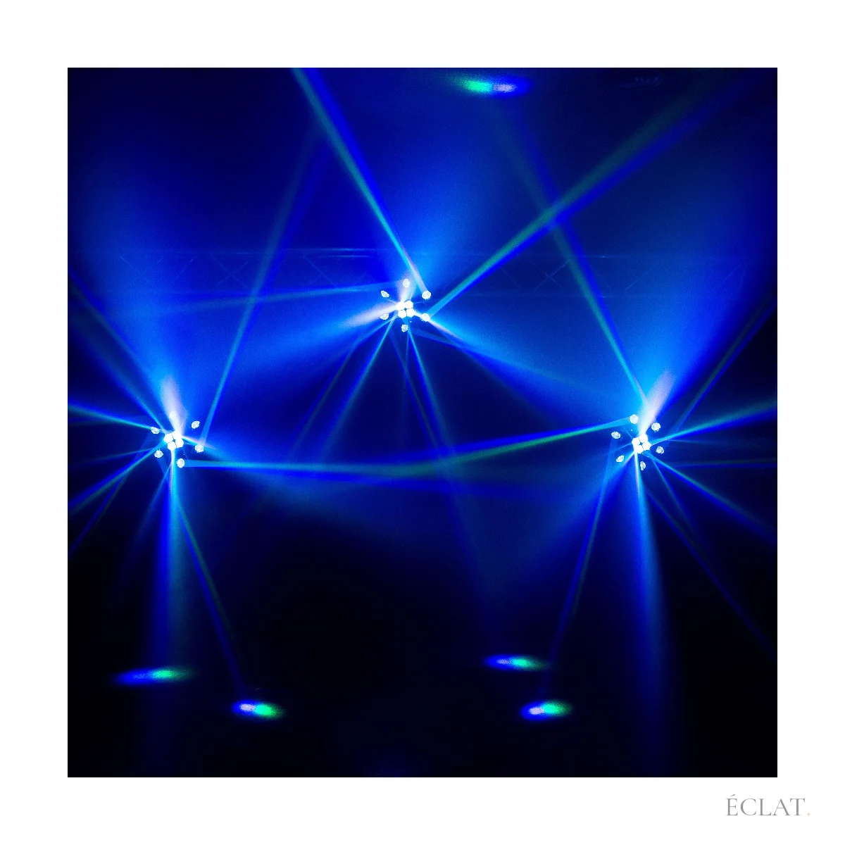 Faisceaux LED bleus et blancs projetés au plafond par le jeu de lumière