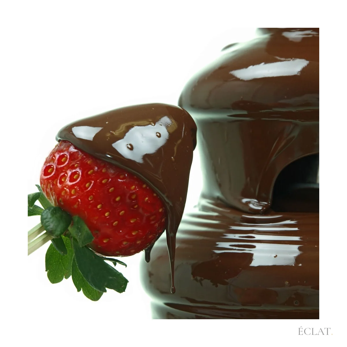 Fraise trempée dans la cascade de chocolat fondu d'une fontaine