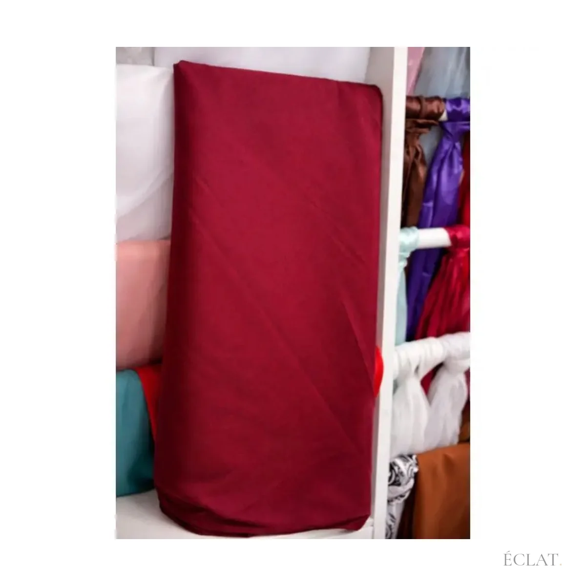 Tissu polyester de la nappe ronde bordeaux, plié, vu de près