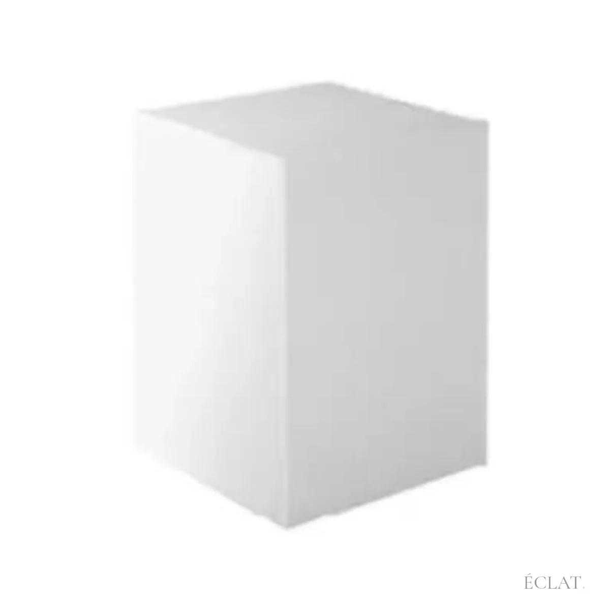 Grand cube rehausseur en plexi blanc, vu de trois quarts