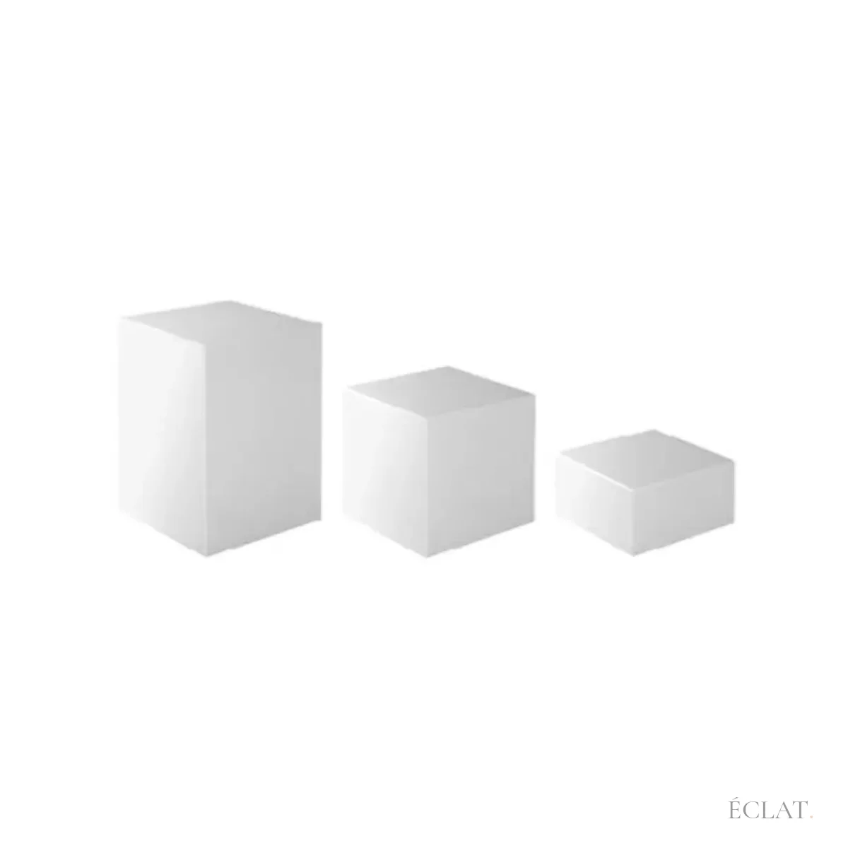 Location rehausseur de buffet : trois cubes blancs en plexi de hauteurs différentes
