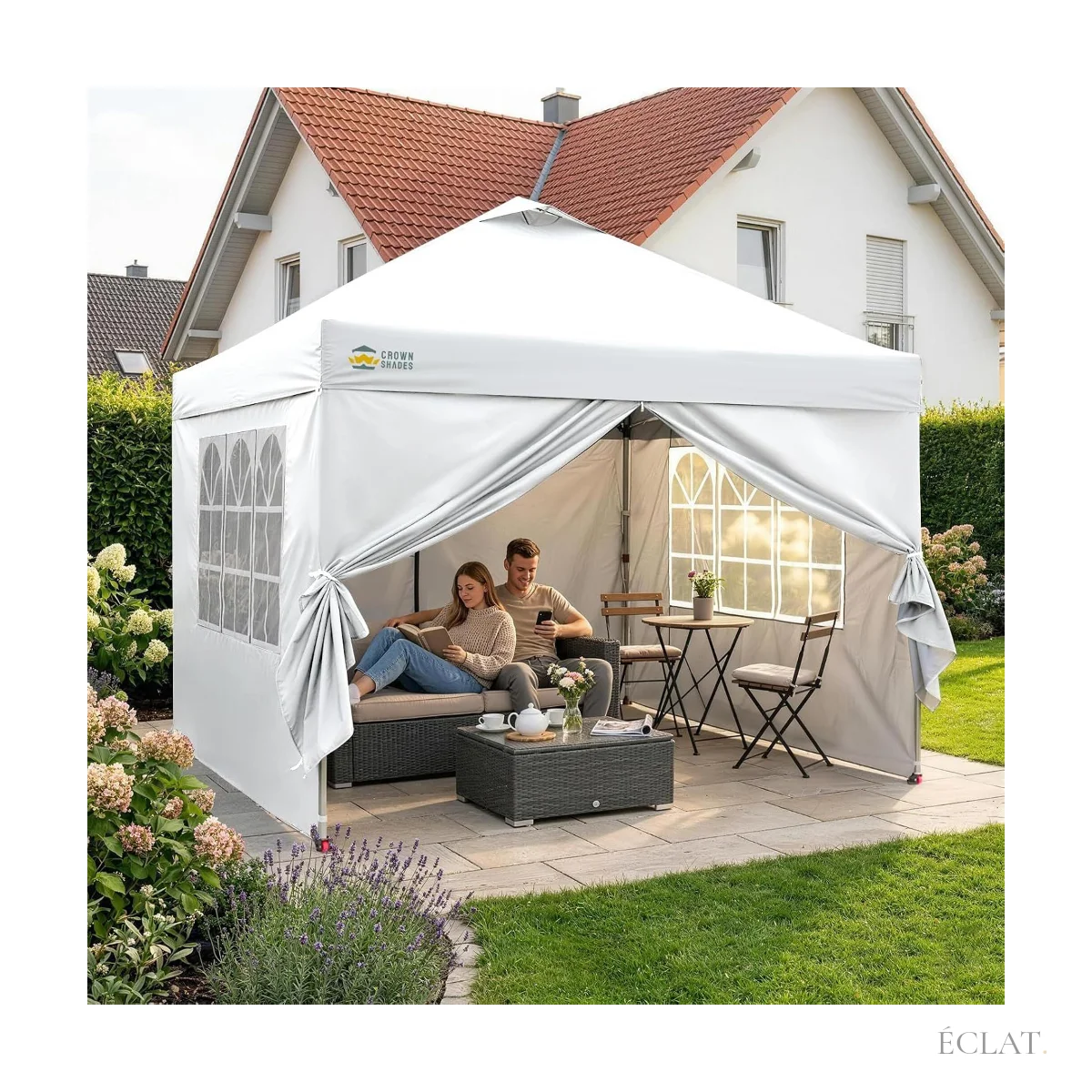 Tonnelle blanche 3 × 3 m montée dans un jardin, parois latérales ouvertes sur un salon extérieur