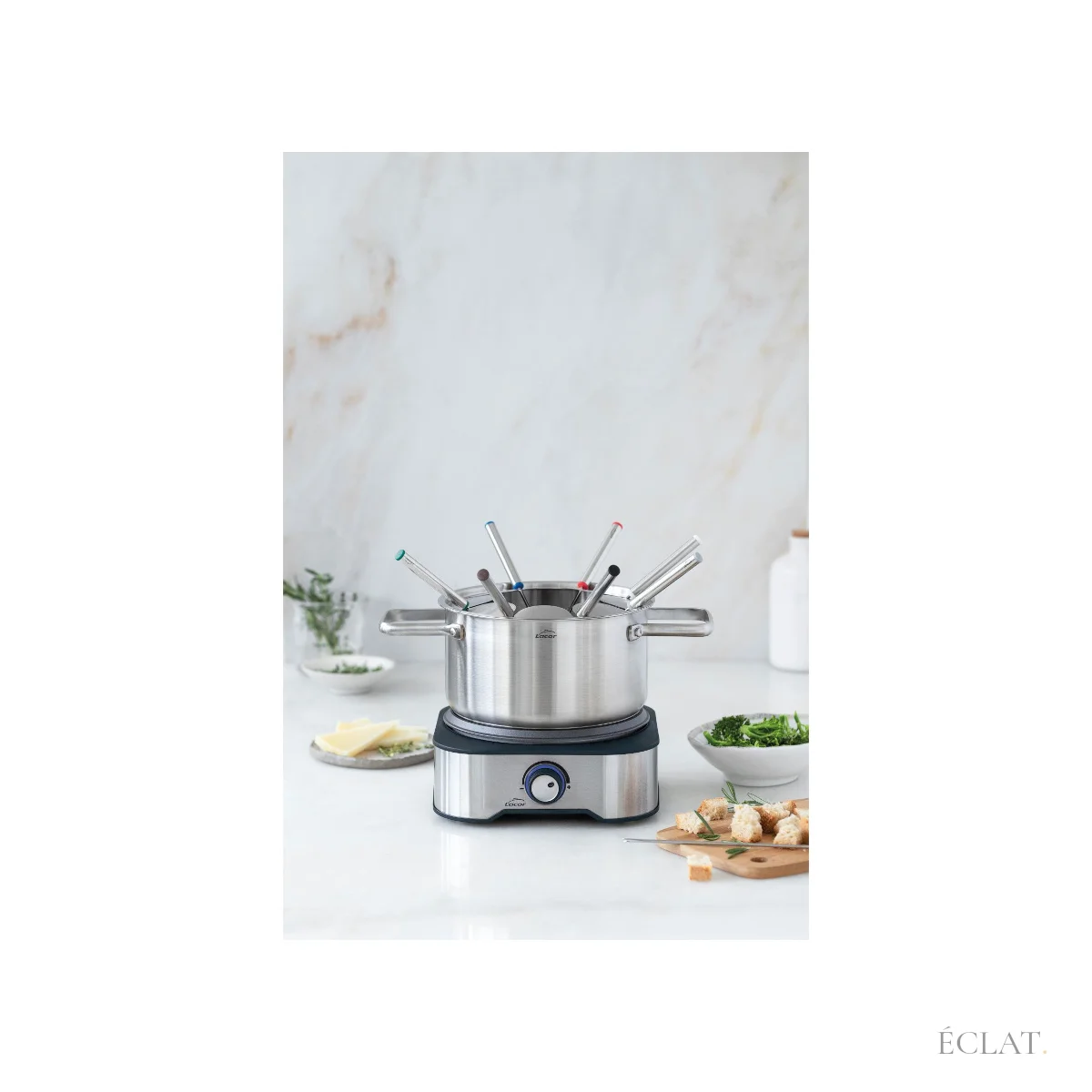 Appareil à fondue sur une table dressée, pain, légumes et fourchettes prêtes