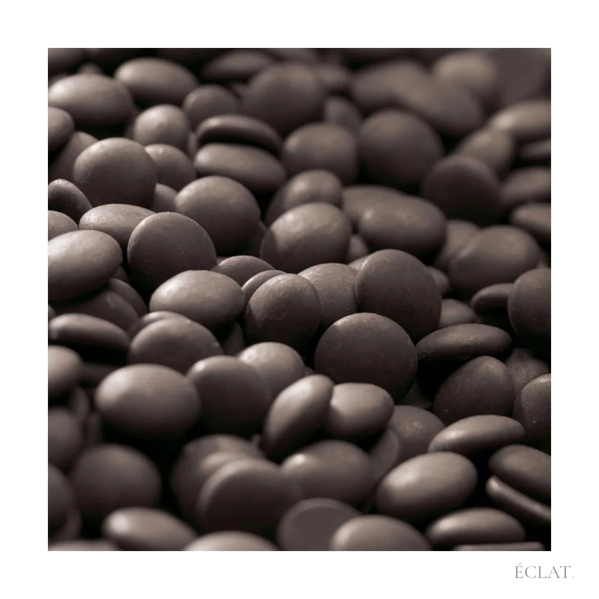 Callets de chocolat noir Callebaut pour fontaine, vue rapprochée